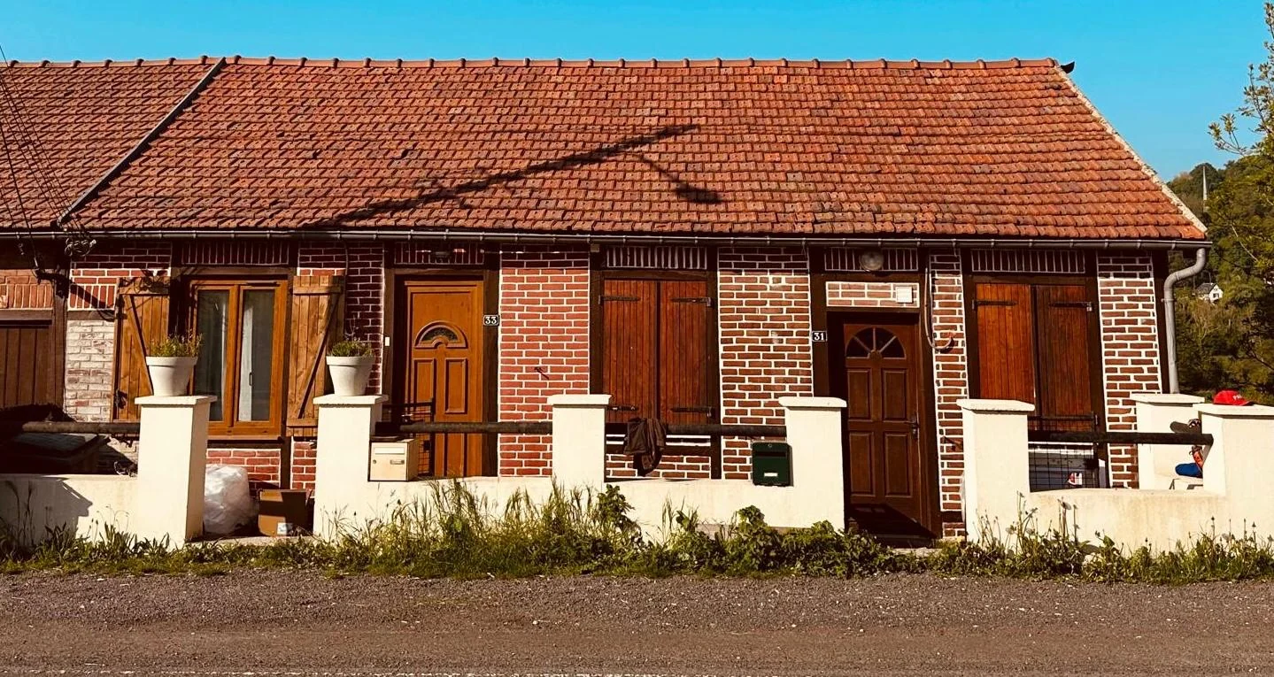 Toiture en tuiles rouges usée avant les travaux de rénovation